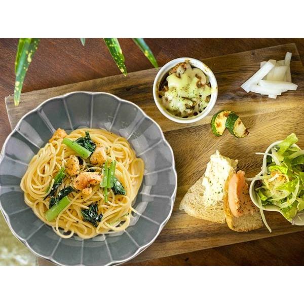 食器 深皿 おしゃれ お花 グレー 22cm しのぎ 灰色 ボウル 鉢 大鉢