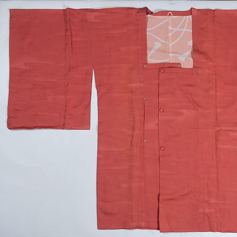 道行コート コート 着物 中古 薄紅色 多色 身丈96cm 裄62.5cm きもの北條 A1304-4 中古品】道行コート 専用ポーチ付き「緋色に紅葉×白 両子持縞」着物