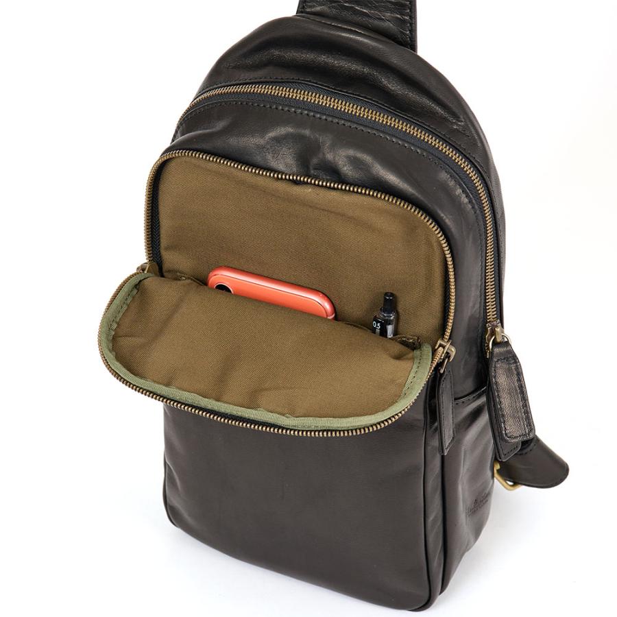 ダコタ ボディバッグ 斜め掛け 肩かけ ロゴ型押し ヌメ革 ベルト ユニセックス Dakota ダコタ ボディバッグ ロゴ型押し ヌメ革 ベルト ユニ