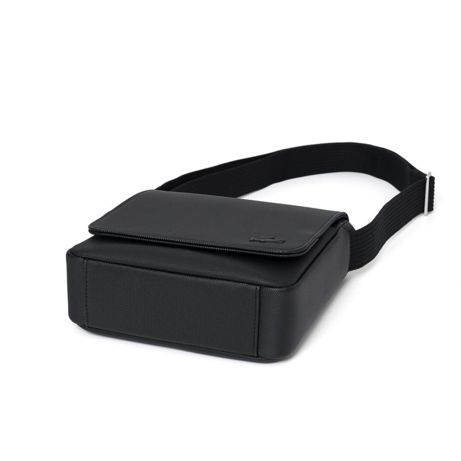 LACOSTE ラコステ　ショルダーバッグ　ブラック ラコステ LACOSTE CHANTACOスクエアショルダーバッグ （ブラック