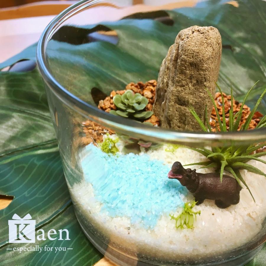 箱庭ジオラマ、動物ミニチュア世界。グリーンな情景は、リビングの