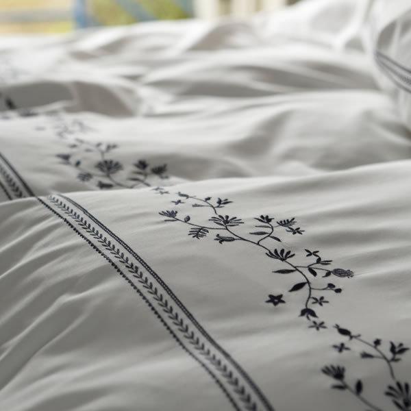 繊細なフラワーモチーフを刺繍した掛け布団カバー シングルサイズ（150