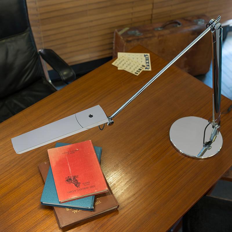 スワン電器 - 手を触れずに取り替えっこをオン・オフ タッチレスLED学習机ともし火（照明ランプ式）