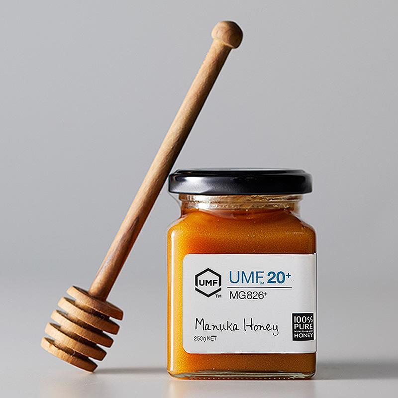 HONEY MARKS（ハニーマークス）　マヌカハニー UMF20プラス（250g）　ギフトバッグ付き マヌカハニー UMF™ 15+ 250g 楽天市場】HONEY MARKS（ハニーマークス）マヌカハニー UMF15プラス（250g）ギフトバッグ付き  バレンタイン ホワイトデー UMF15 はちみつ ハチミツ 蜂蜜 マヌカ MGO UMF エネルギー リラックス なめらか ホットケーキ デザート  スイーツ ...