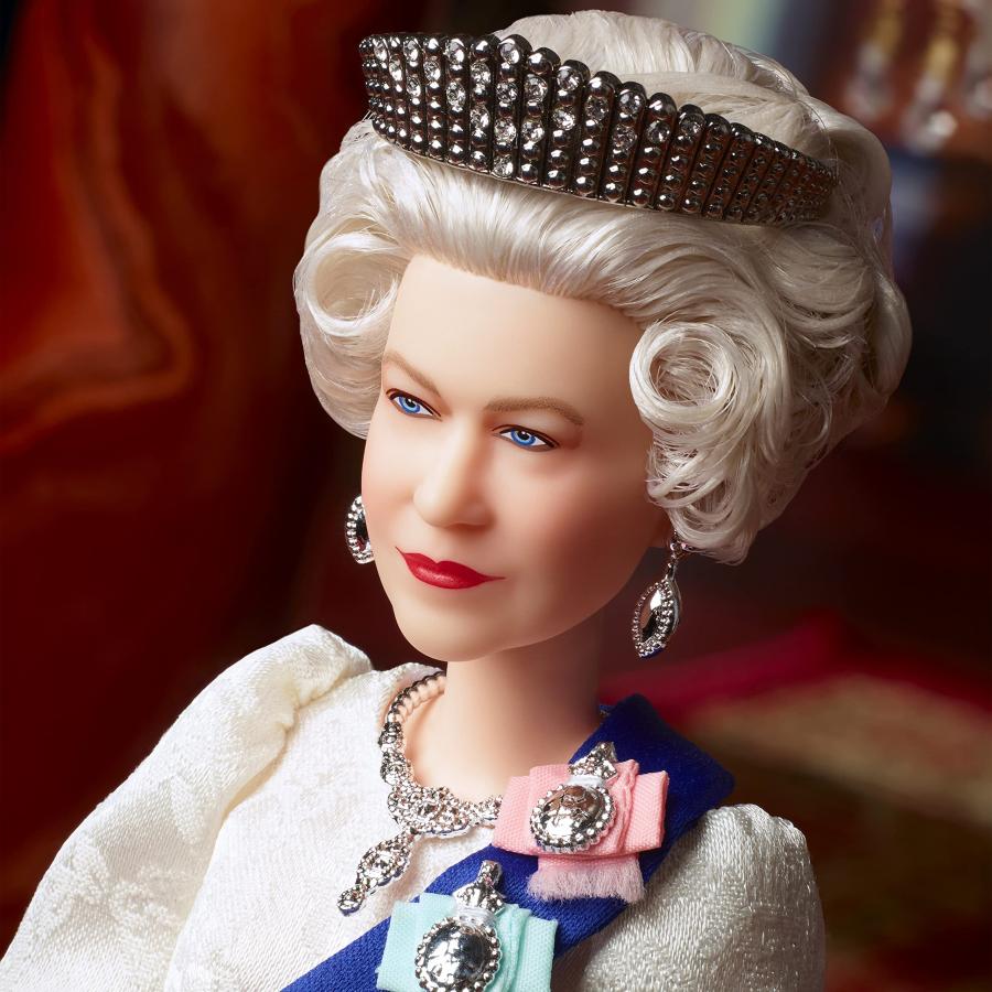新作情報 Barbie Signature Queen Elizabeth II Platinum Jubilee Doll Wearing Ivory Gown， Riband， Crown ＆ Gloves， with Doll Stand， Gift for Collectors並行輸入