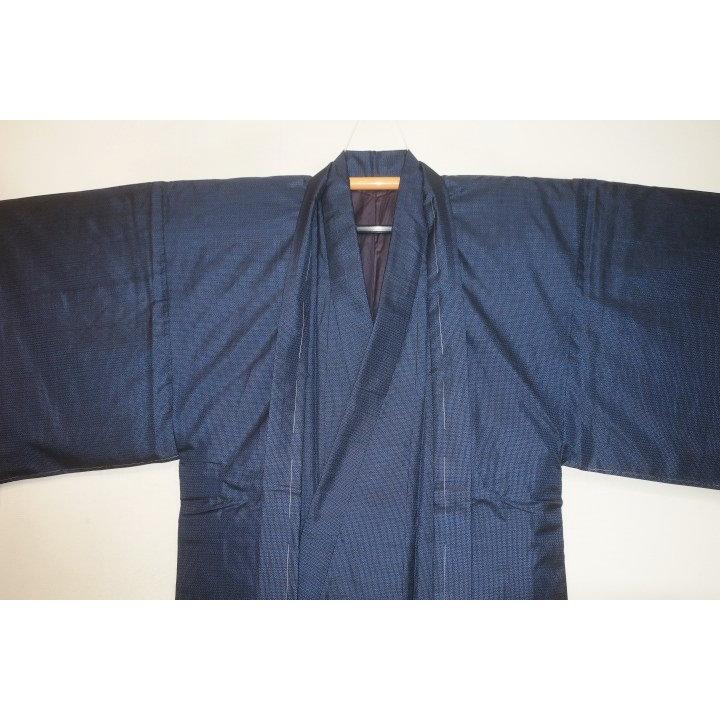 大幅値下げ【美品】⑫大島紬の男性用着物（紺）・絹１００％ 弐10328 本絹泥藍大島紬男着物羽織 裄76丈154К百山亀甲藍瑠璃 美品