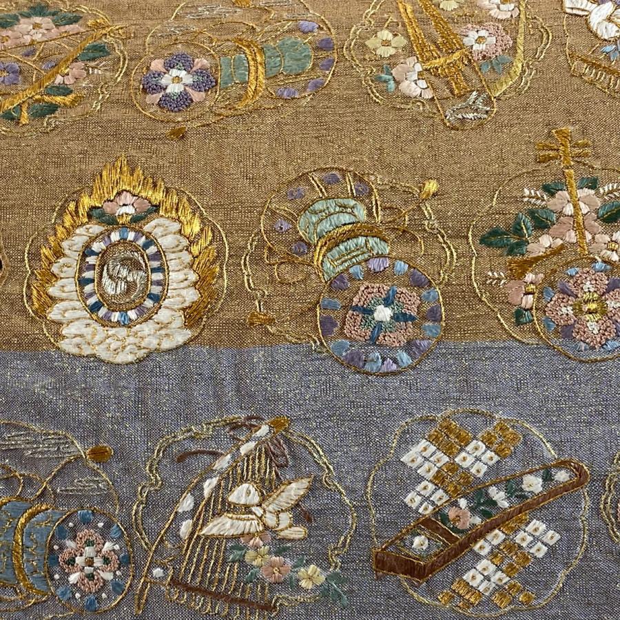 袋帯 美品 逸品 和器 草花 金糸 刺繍 灰紫 六通 正絹 中古 袋帯 美品 逸品 和器 草花 金糸 刺繍 灰紫 六通 正絹 中古