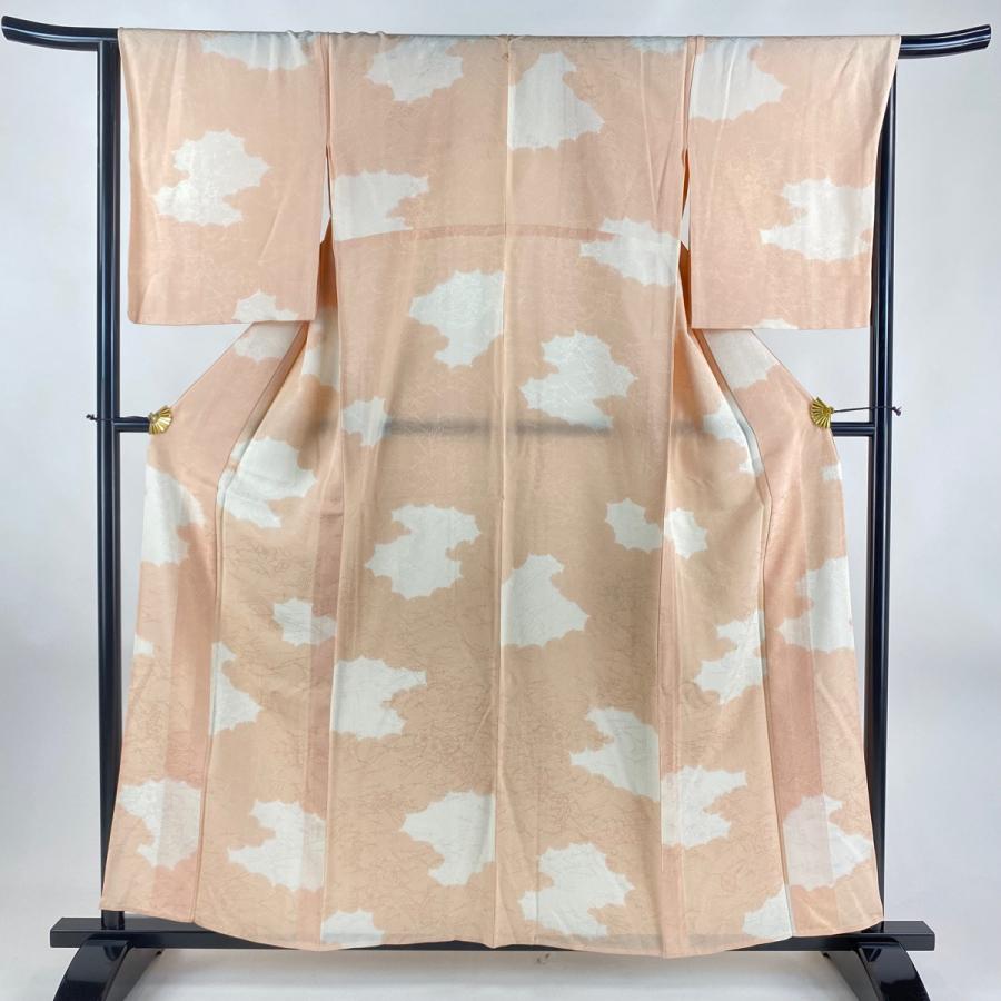 小紋 身丈158cm 裄丈66cm M 単衣 逆さ雲取り 地紋 絞り ピンクベージュ  