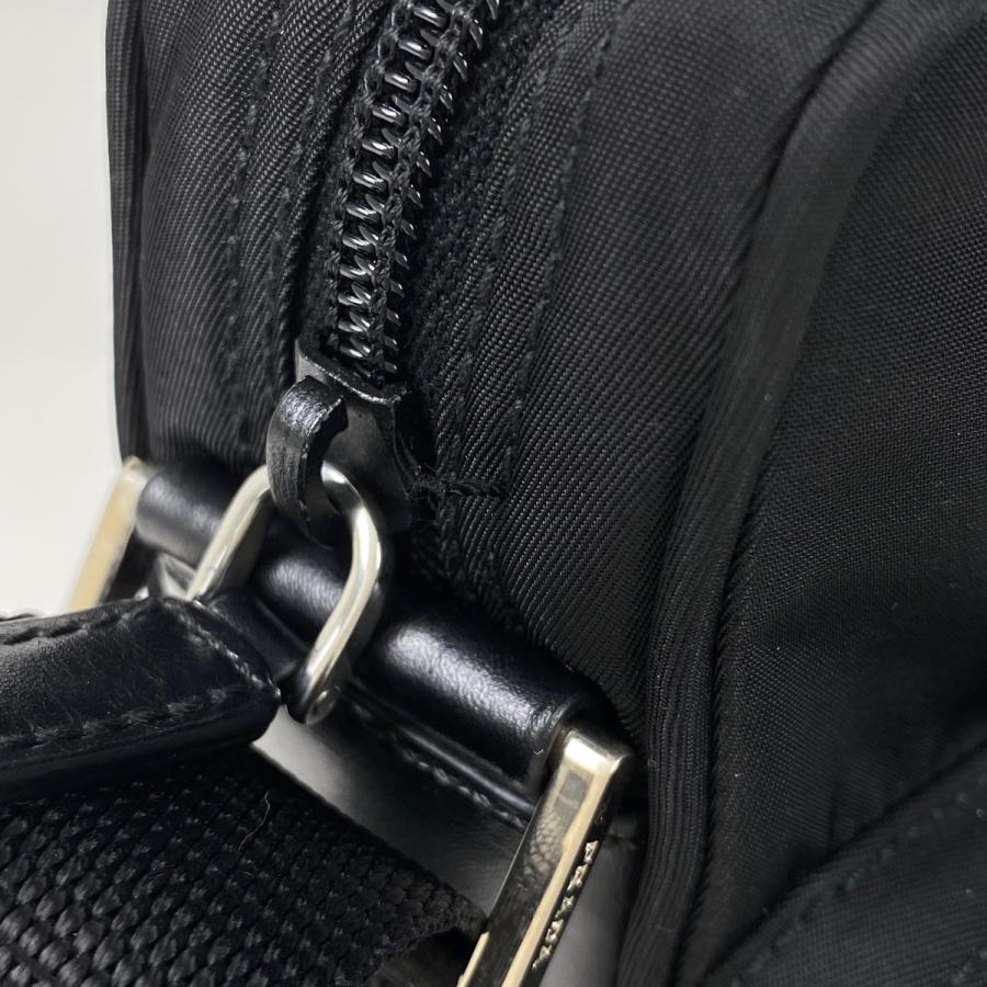 PRADA（プラダ） ロゴプレート ショルダーバッグ ナイロン ネロ