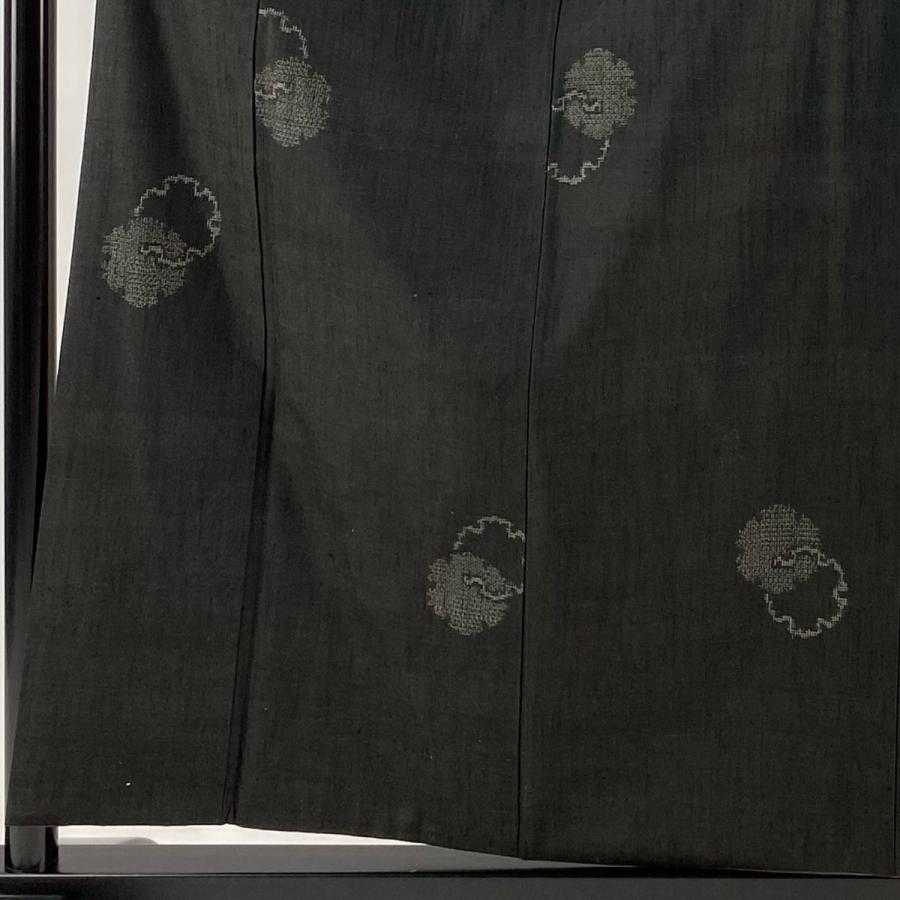 着丈154Cm裄丈64、5Cm袖丈49Cm～単衣きもの～紬の名古屋帯～シミあり。 紬 身丈158.5cm 裄丈64.5cm M 袷 雪輪 亀甲絣 墨色 正絹 秀