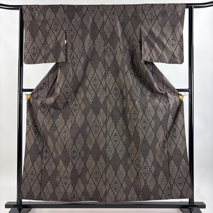 未使用しつけ付☆本場奄美大島紬☆証紙あり☆焦茶色☆着丈163☆裄丈68 大島紬 身丈157cm 裄丈62cm S 袷 純泥染 証紙あり 菱紋 幾何学模様 焦