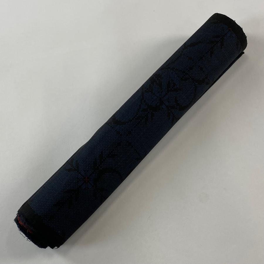 正絹　上質な大島紬　証紙あり　パールトーン　紺色系　袷 大島紬 証紙なし 正絹 古典柄 袷仕立て 身丈159cm 裄丈65cm 青