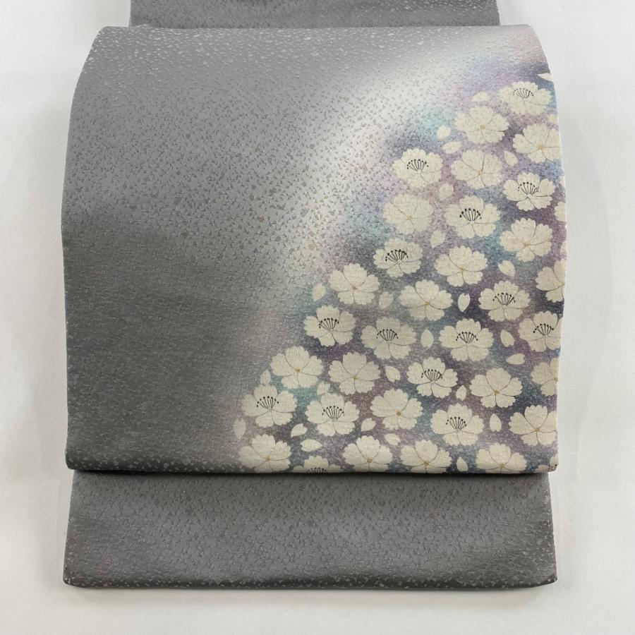 刺繍 銀通し 袋帯 軽い生地感 銀駒 金彩 銀彩 新品未使用品 お太鼓柄 袋帯 逸品 菅有鬼一 落款あり 花 花びら 銀通し 金銀彩 灰色 お太鼓柄