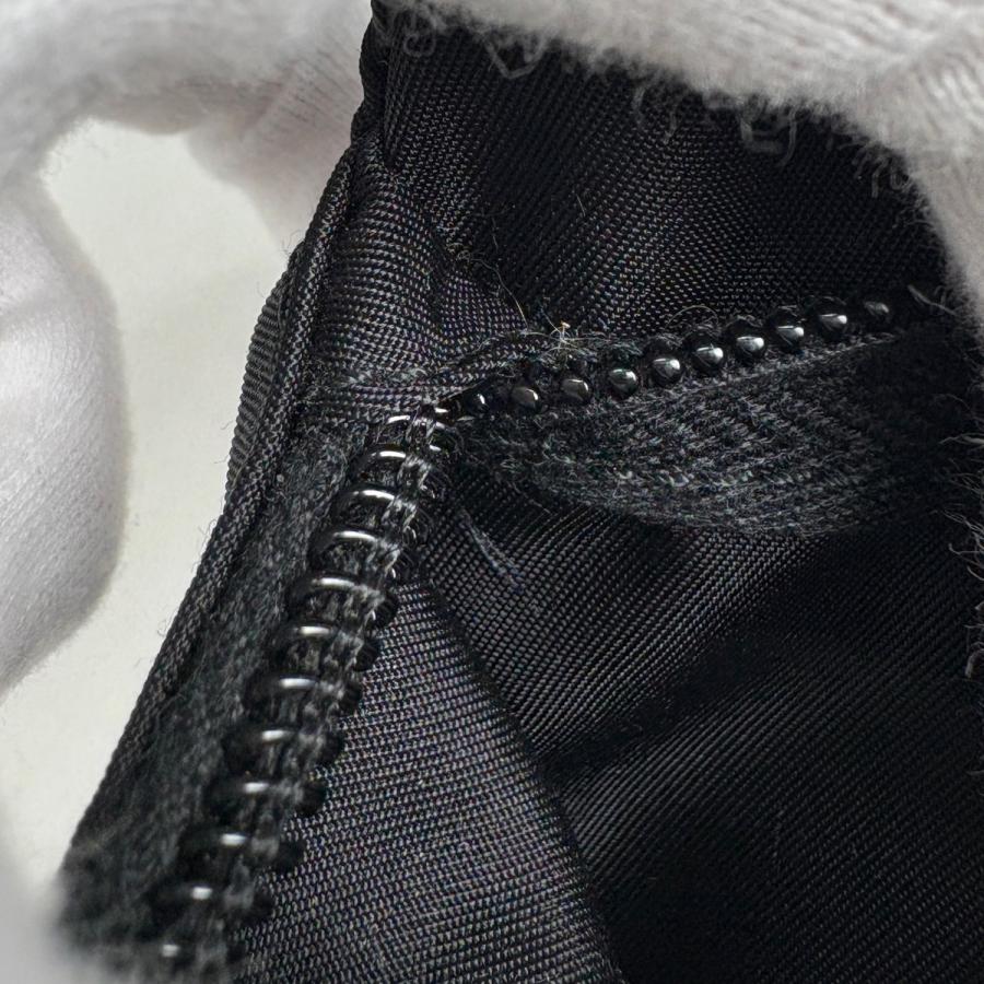 PRADA（プラダ） ロゴプレート ポーチ メイク コスメ 小物入れ 化粧