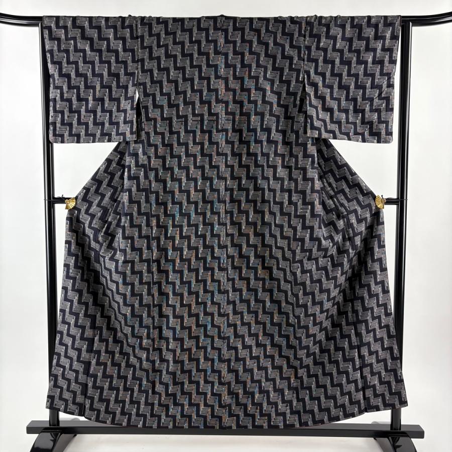 美品 紬 身丈155cm 裄丈64.5cm M 袷 幾何学 墨色 正絹 秀品 中古