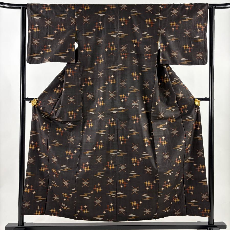 紬 身丈155.5cm 裄丈62.5cm S 袷 井桁絣 幾何学 焦茶色 正絹 名品 中古