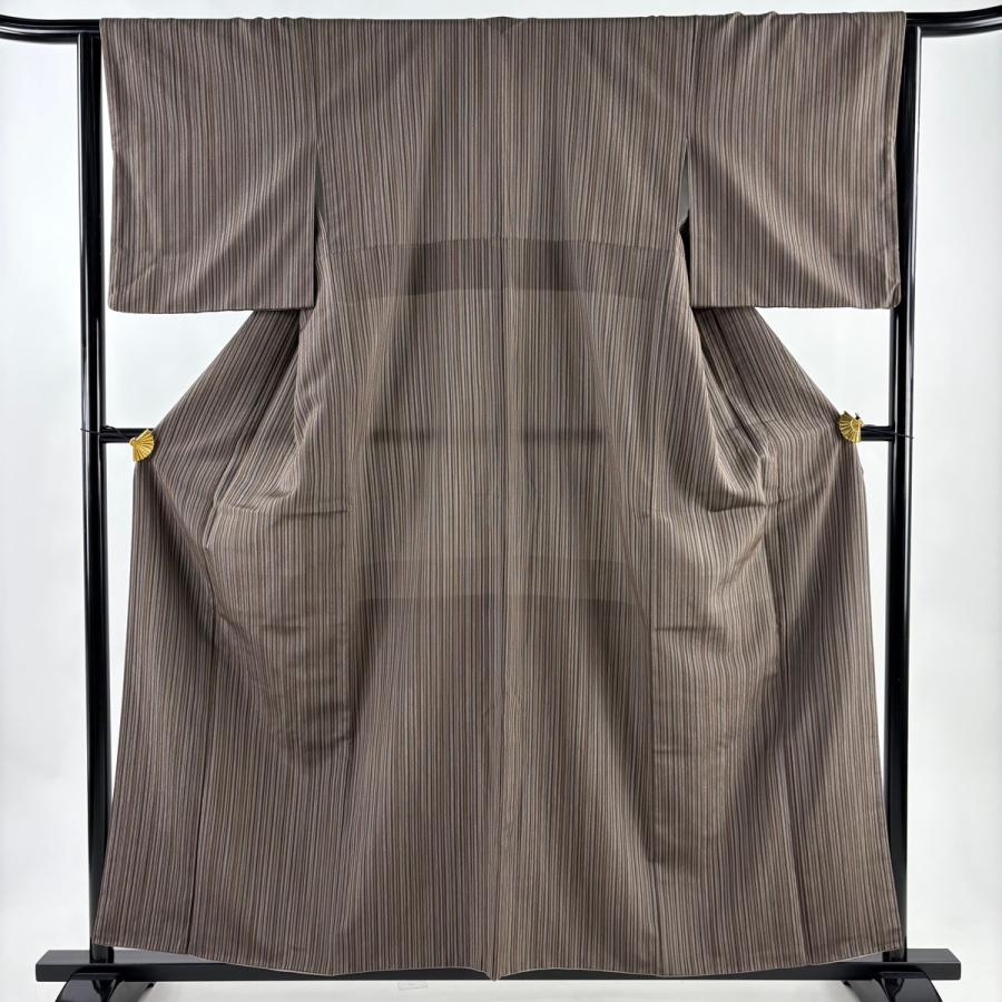 【美品】 紬 身丈159cm 裄丈64.5cm 正絹 秀品 【中古】 紬 身丈159cm 裄丈64.5cm M 袷 段縞 薄黄 正絹 秀品｜中古・古着
