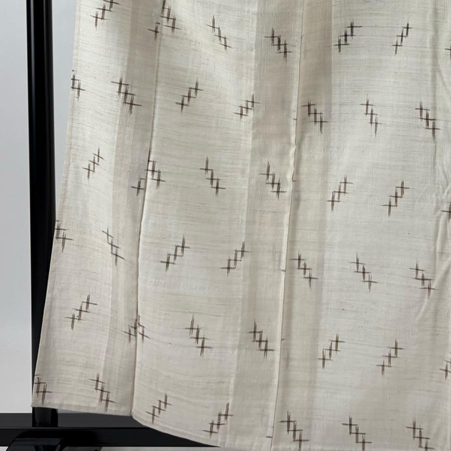 薄手の紬単衣（十字絣文）裄65,5 正絹美品 美品 紬 身丈160cm 裄丈63.5cm S 単衣 井桁絣 十字絣 クリーム 正絹 秀