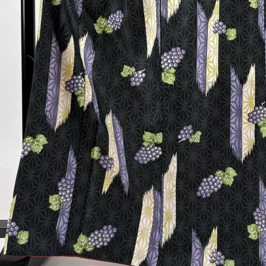 美品 小紋 身丈166cm 裄丈67.5cm L 袷 洗える着物 葡萄 矢羽 黒 化繊 