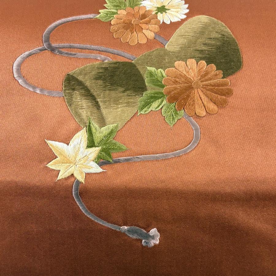 名古屋帯 逸品 貝島はるみ 落款あり 蹴鞠 菊 刺繍 赤茶 正絹 中古 