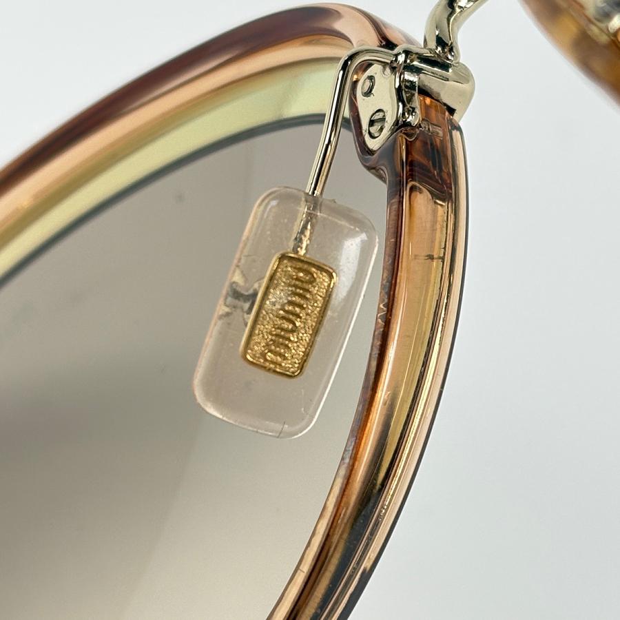ち*る様 MIU MIU ミュウミュウ ゴールド グラデーションキャットアイ サ ミュウ Miu ロゴ グラデーション サングラス メタル ゴールド ピンク