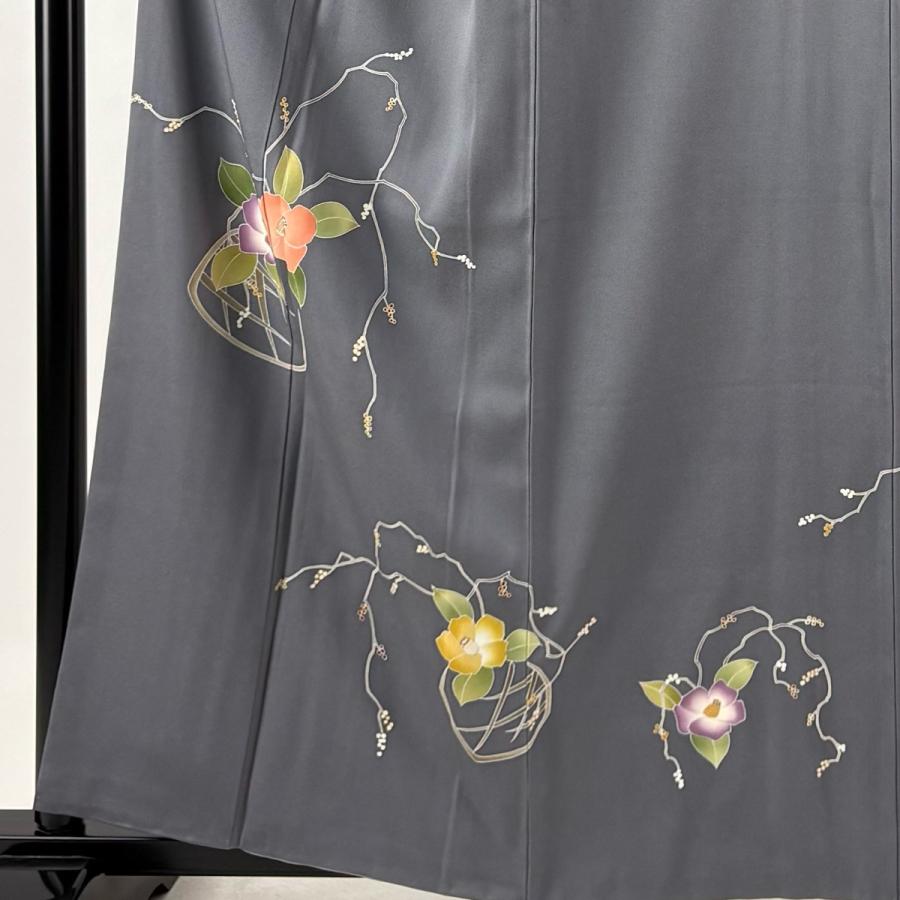 訪問着身丈160cm裄丈64.5cmM袷落款竹梅 金彩灰白 正絹秀品【中古】 美品 付下げ 身丈160cm 裄丈64.5cm M 袷 花籠 椿 金彩 灰色 正絹 秀品