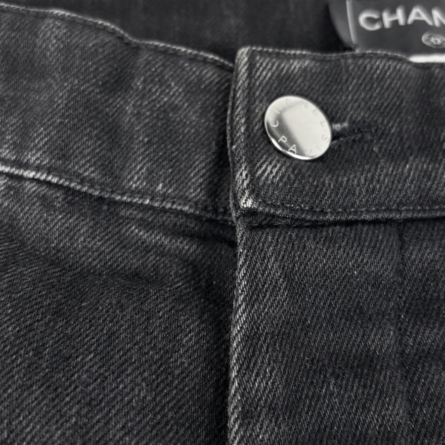 シャネル CHANEL ロゴボタン デニムパンツ 06A ストレート ボタンフライ ボトムス パンツ コットン ポリウレタン ブラック レディース 中古の画像