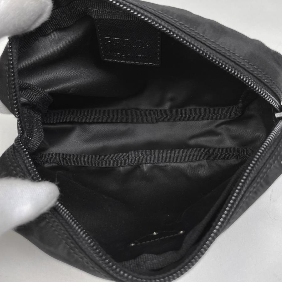 PRADA（プラダ） ロゴプレート ポーチ メイク コスメ 小物入れ 化粧 