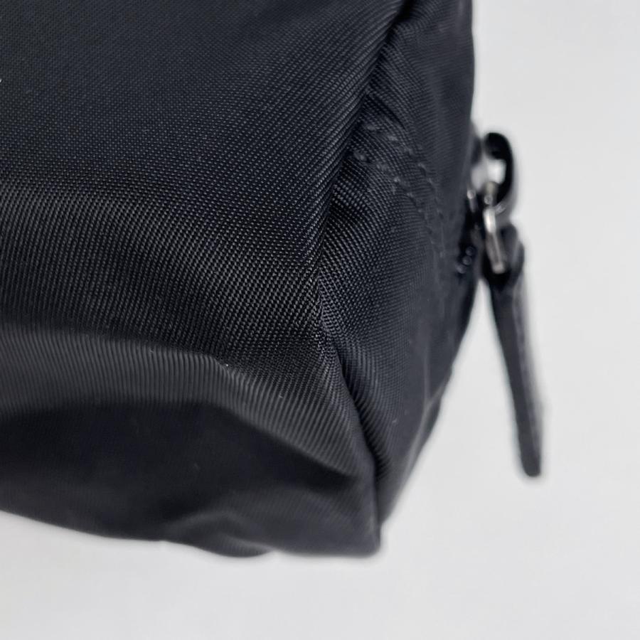 PRADA（プラダ） ロゴプレート ポーチ メイク コスメ 小物入れ 化粧