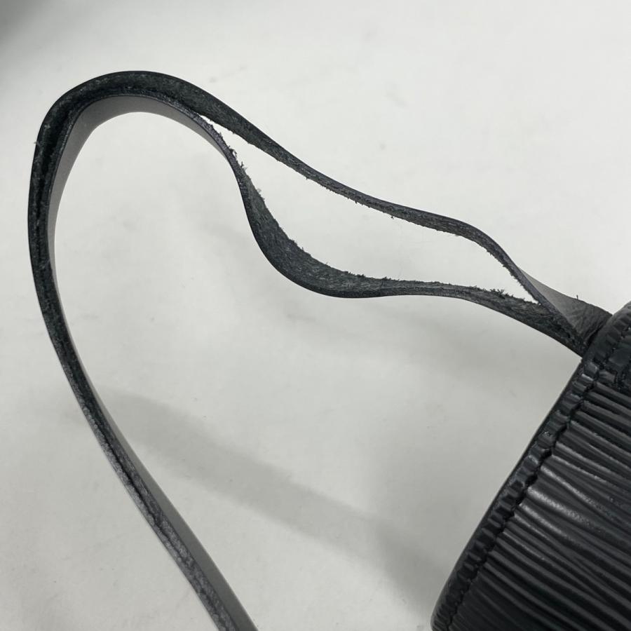 LOUISVUITTON エピ　ミニポーチ　筒形　型押しロゴ　ブラック　スフロ LOUIS VUITTON（ルイ・ヴィトン） スフロ 円筒型 手提げ M52222 M52862