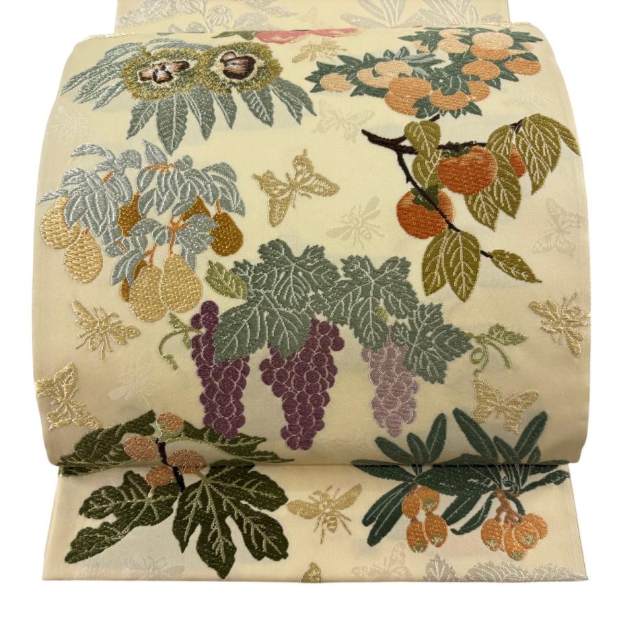 袋帯 逸品 山口美術織物 落款あり 四季果実文 蝶 刺繍 薄黄土色 お太鼓 