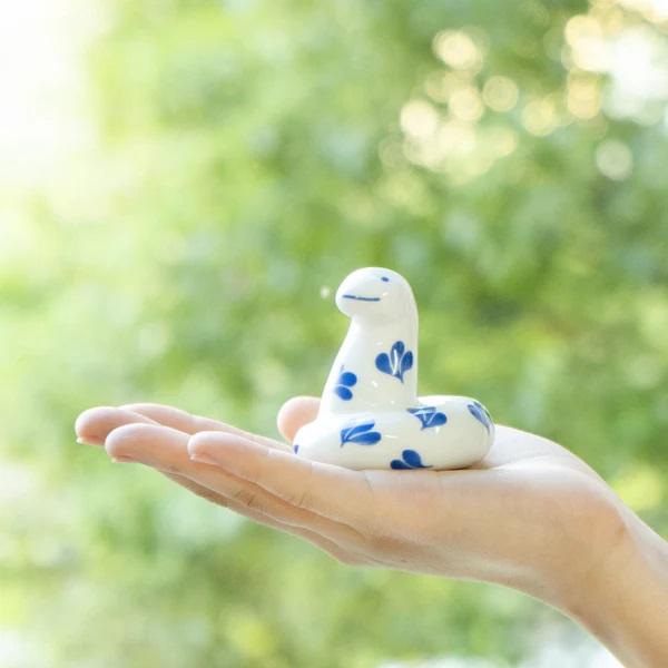 陶器製 蛇の装飾品 約10cm 開運干支 置物 巳 翼 蛇 可愛い 2025年 縁起もの 新年 ヘビ 陶磁器 蛇