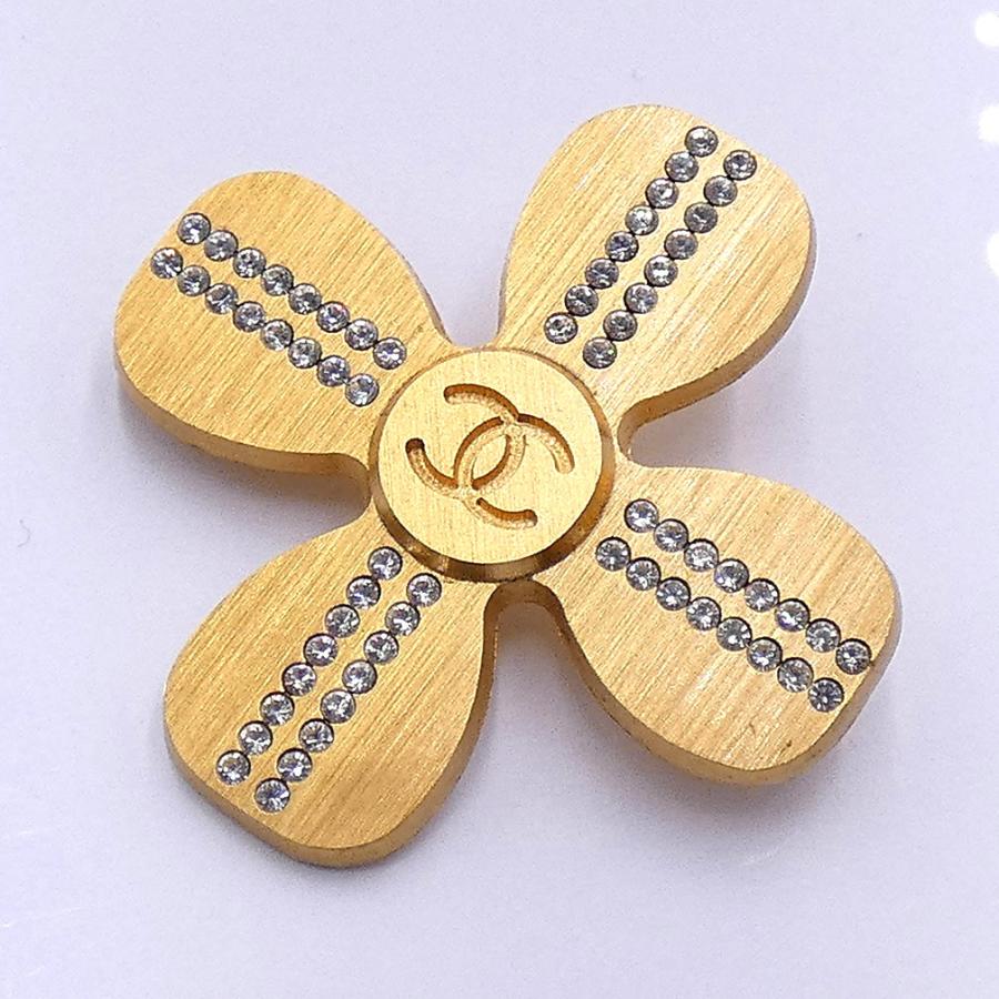CHANEL ゴールド ブローチ CCロゴ タッセル付き CHANEL ゴールド ブローチ CCロゴ タッセル付き