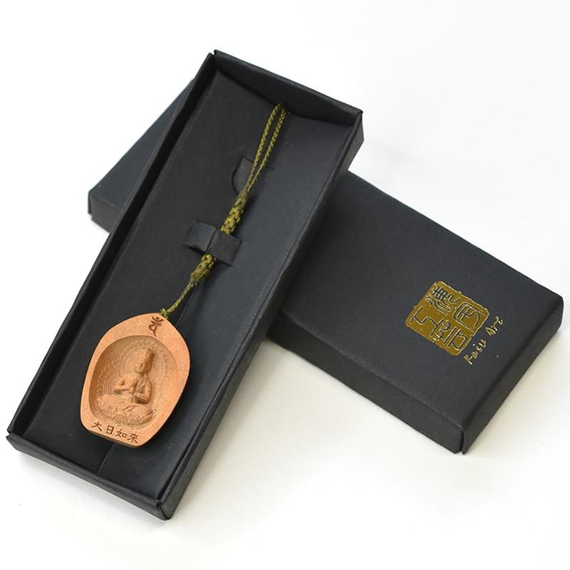 木彫り仏像 蓮弁型根付 【大日如来】 干支お守り本尊・未年/申年 白檀