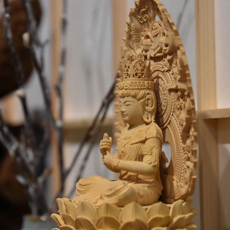 ☆木彫り仏像 【大日如来】 飛天光背八角台 柘植（ツゲ） 坐1.5寸 御