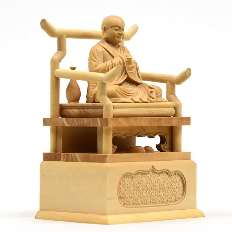 一木彫り興教大師覚鑁像。仏像彫刻。御守り。和インテリア。和室に。木造オブジェ。 木彫り仏像 【興教大師（覚鑁上人）】 柘植 坐1.5寸 総高12cm 真言宗智