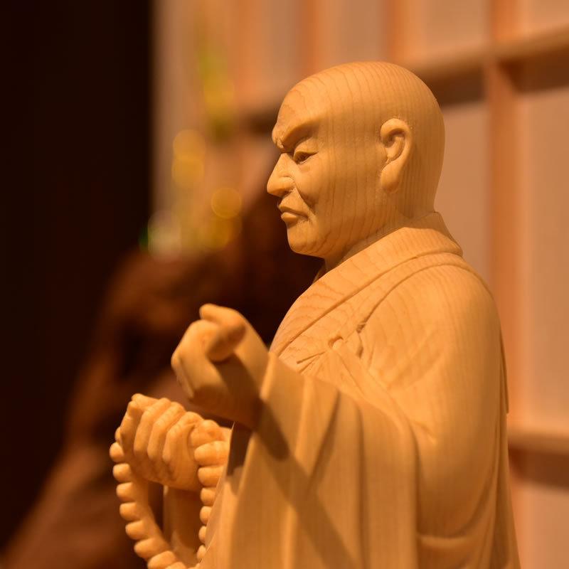木彫り仏像 【日蓮聖人（日蓮上人）立像】 桧木（ヒノキ） 総丈24.5cm