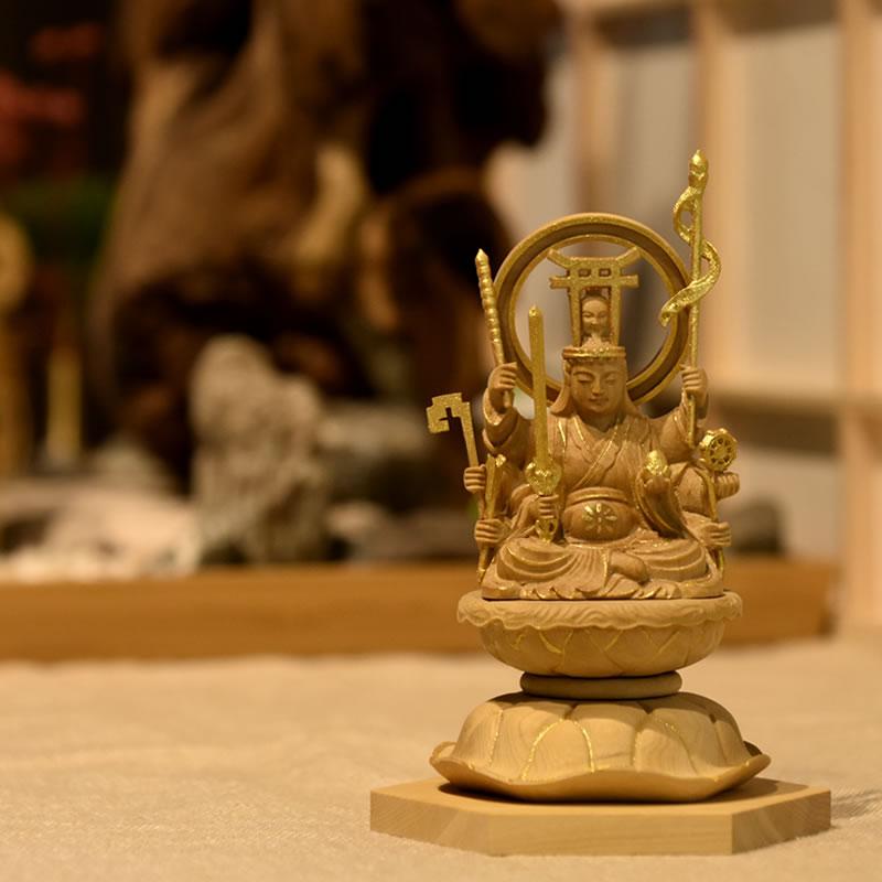 木彫り仏像 小仏-【宇賀八臂弁財天（弁才天）】柘植 金泥仕様 : 海宇