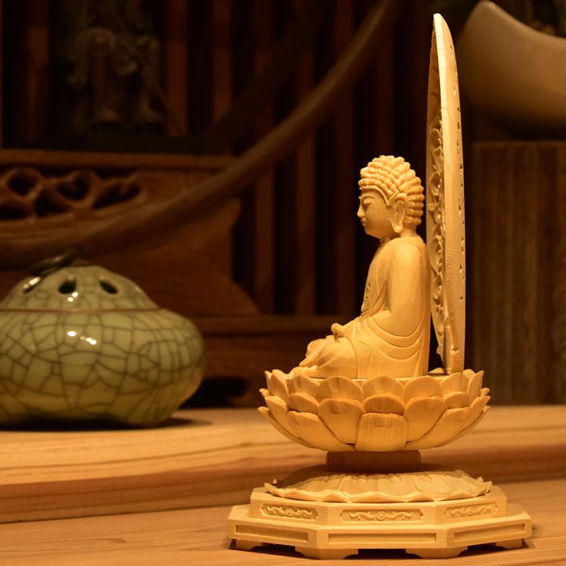 ☆木彫り仏像 【釈迦如来】 唐草光背小八角台 桧木（ヒノキ） 坐2.0寸