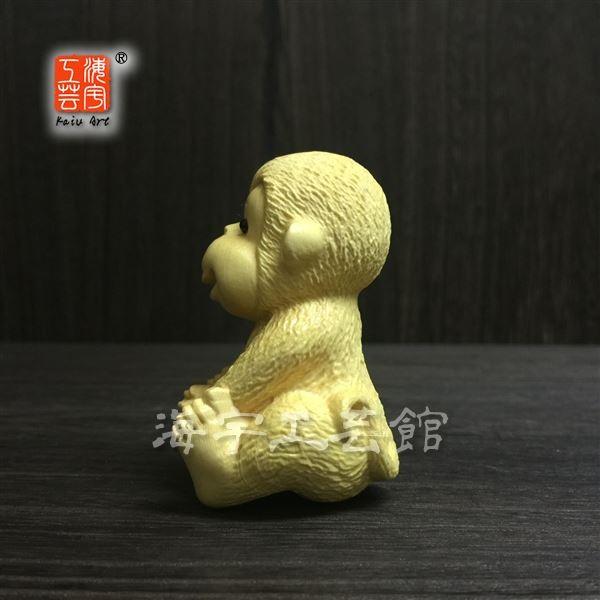 木彫り干支置物 かわいい【小猿】 柘植薄塗り : 海宇工芸館 Yahoo!店