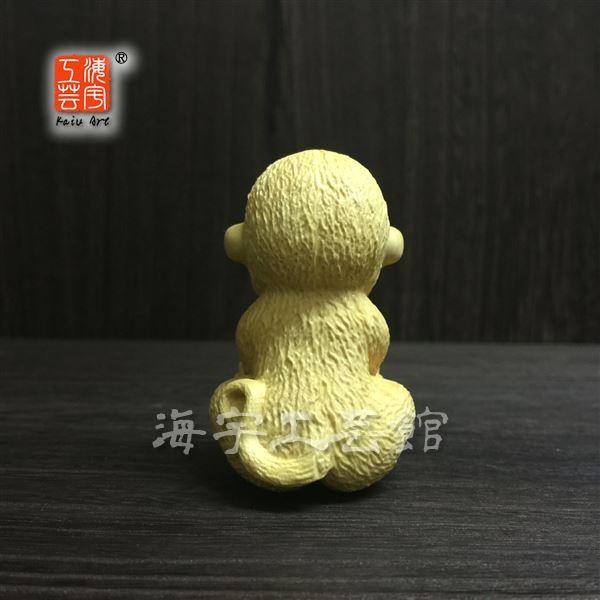 木彫り干支置物 かわいい【小猿】 柘植薄塗り : 海宇工芸館 Yahoo!店