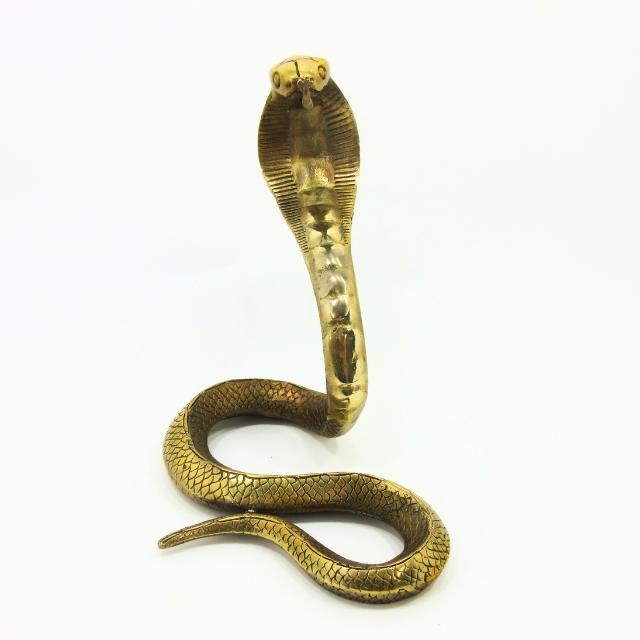 汚れた蛇の置き物