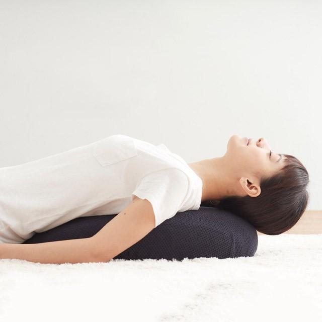 マッサージクッション NEMOMI 背中 マッサージ器 肩甲骨 肩こり ストレッチ 肩甲骨はがし ツボ押し 枕 マッサージャー ねもみ 