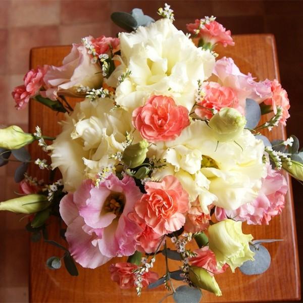 トルコキキョウのアレンジメント フラワーギフト 生花 プレゼント 誕生花 誕生日 結婚記念日 卒業 送別 画像 送料無料 花束 アレンジメント Avenida7 Com