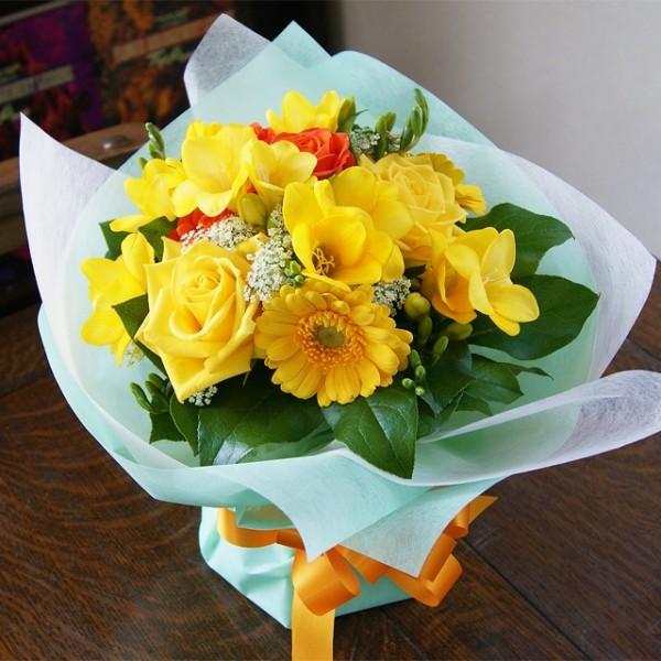 フリージア 花瓶のいらない花束 ブーケ フラワーギフト 生花 プレゼント 誕生花 ひな祭り 母の日 父の日 卒業 画像 送料無料（Yahoo!・花ギフト山形産果物野菜花樹有）