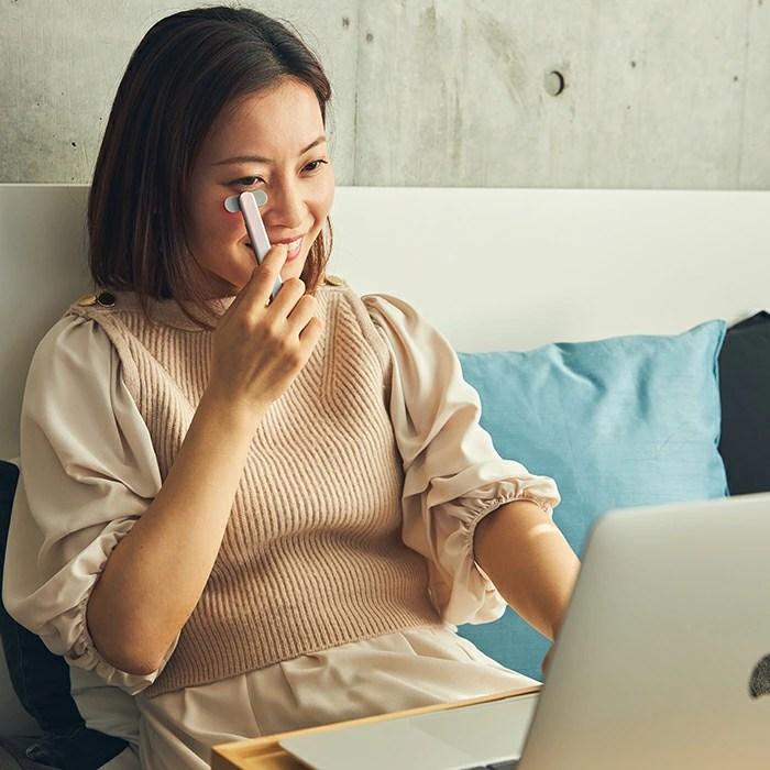 美顔器 軽量 手軽 持ち運び 目元ケア シワ ハリ たるみ リフトアップ