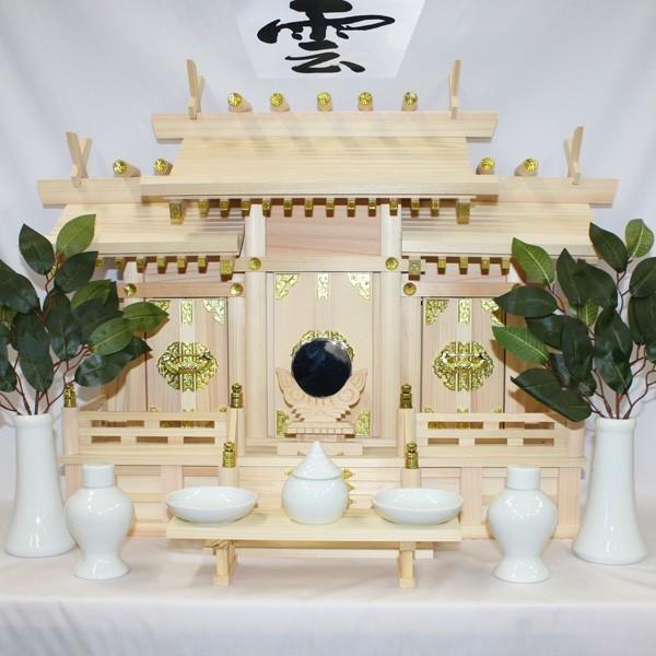 国産東濃檜製神棚 日本製神棚 大屋根喰い違い三社神棚 中 (神棚仕掛ける/神前手道具7種仕掛ける大と造花榊付き添い人) 材木 無ペンキ塗り 桧 ひのき 神棚、神具-キッチン、日用品、文具