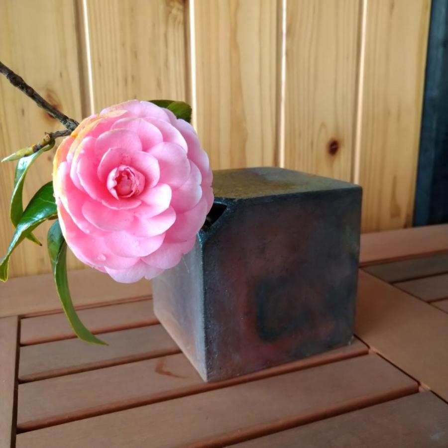 キューブ型花入れ 津軽金山焼 金山焼 陶器 日本製 四角 角 花入れ 一輪挿し キューブ 四角い花入れ おしゃれ 手作り 5 2458b 津軽金山焼オンラインショップ 通販 Yahoo ショッピング