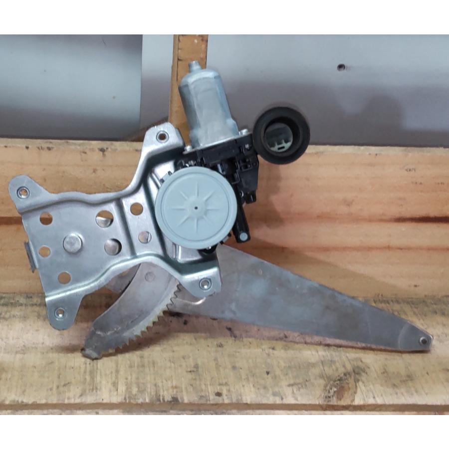 日産（NISSAN） 右 リア パワーウィンドウ PW モーター レギュレーター