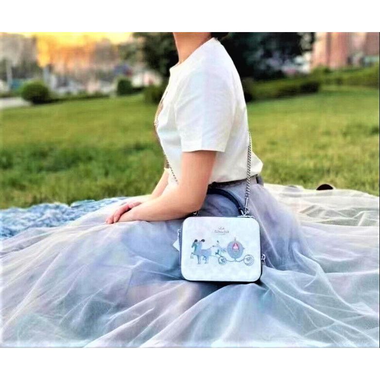 21新作 コーチ Coach ディズニー コラボ ボックス クロスボディ シグネチャー キャンバス ウィズ シンデレラ チョーク グレイシャー ホワイト マルチ C1426 Cgwm Ca2104 Kanon Story Yahoo ショップ 通販 Yahoo ショッピング